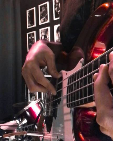 Aulas de baixo elétrico no Itaim Bibi para crianças, adultos e idosos