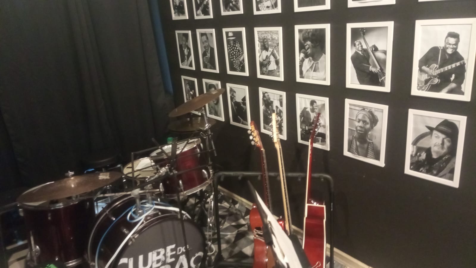 Sala de música do Clube do Porão no Itaim Bibi, com estrutura para aulas presenciais de instrumentos musicais